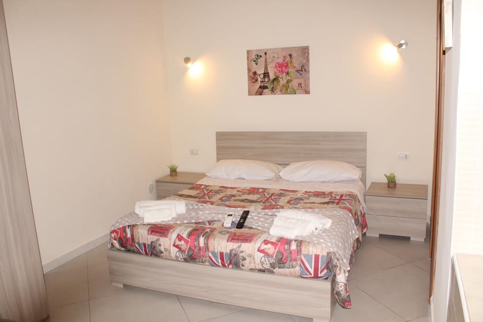 Bed, towels