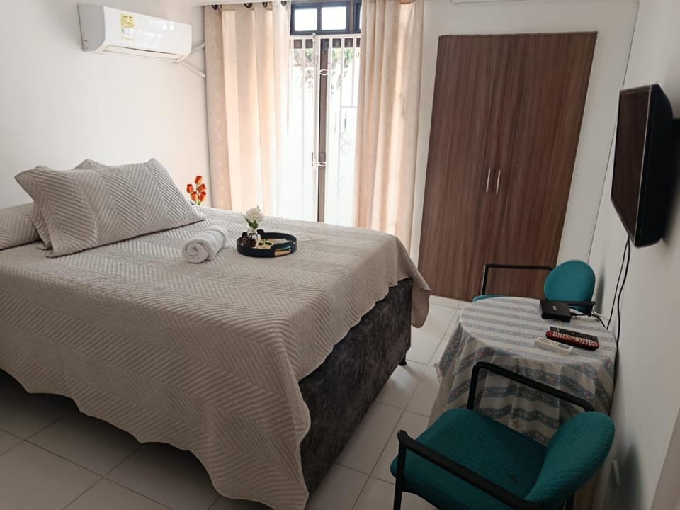 Photo of the whole room, Bedroom, wardrobe