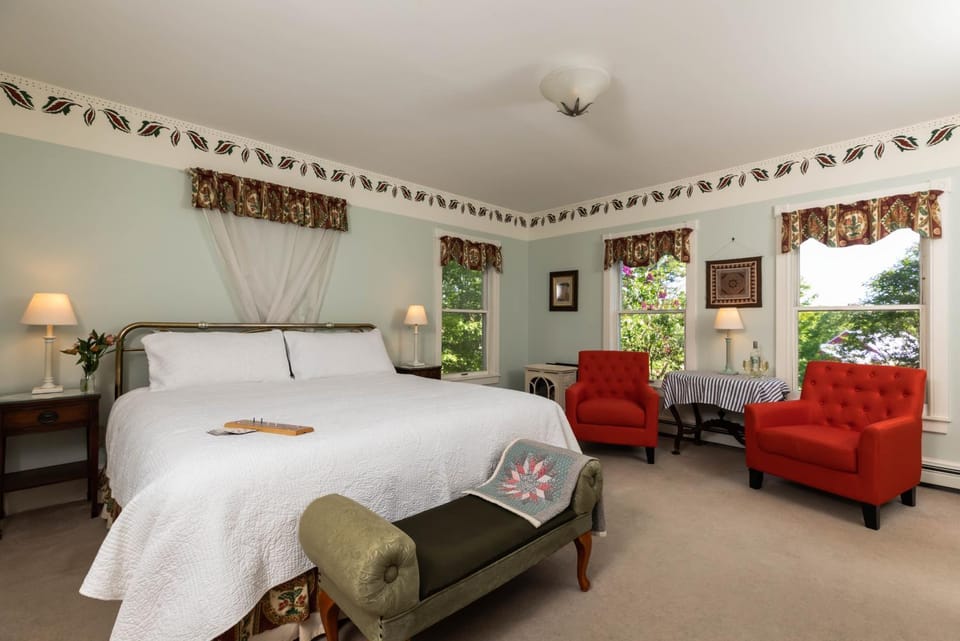 Photo of the whole room, Bedroom