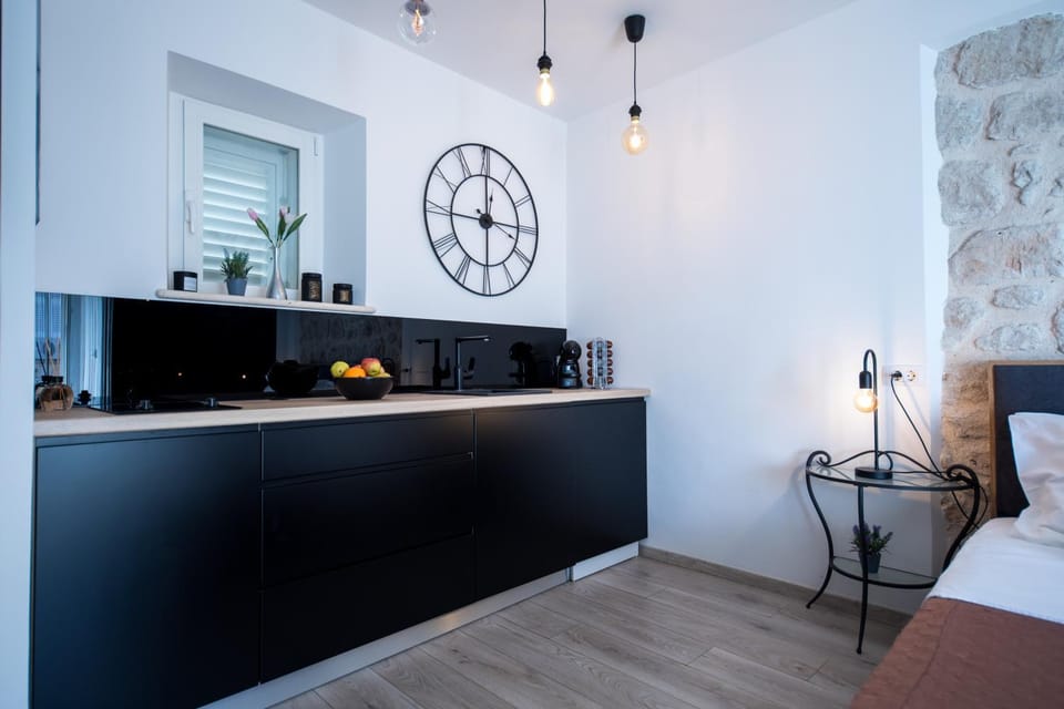 Kitchen or kitchenette, Seating area