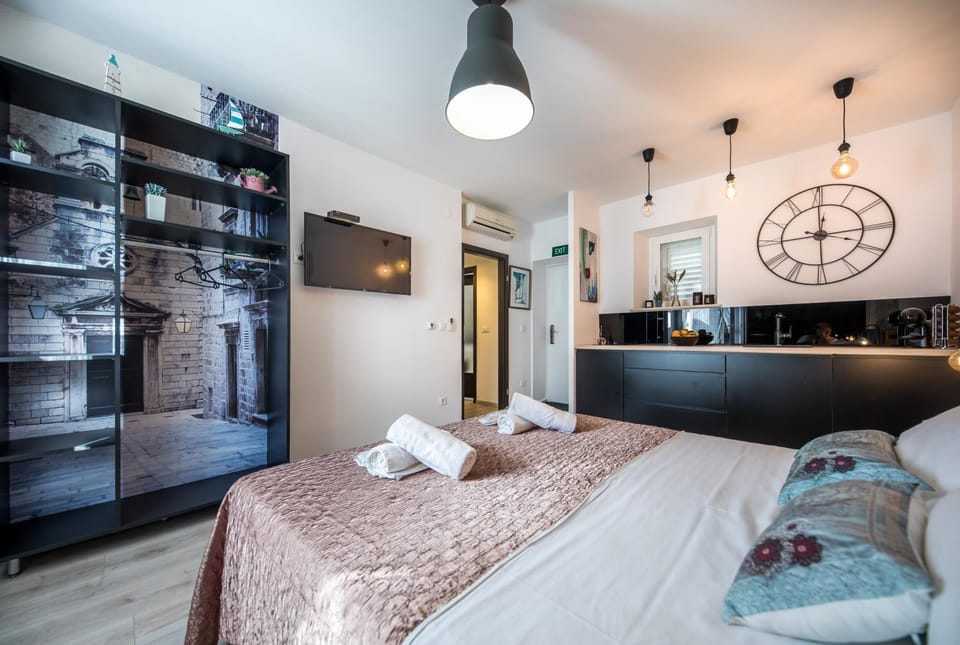 Bed, Bedroom, towels