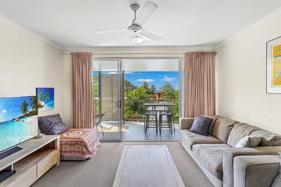 Natural landscape, TV and multimedia, Living room, Seating area, Sea view