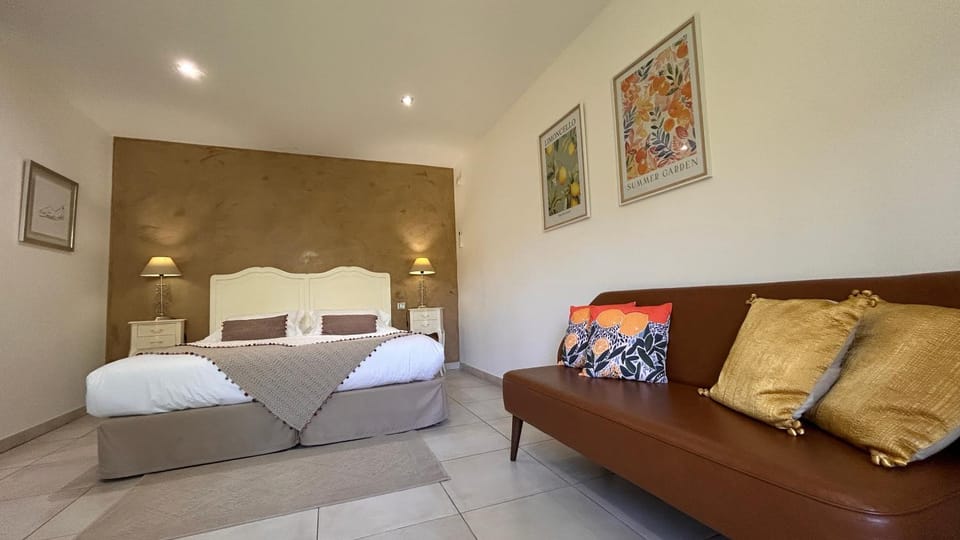 Photo of the whole room, Bedroom