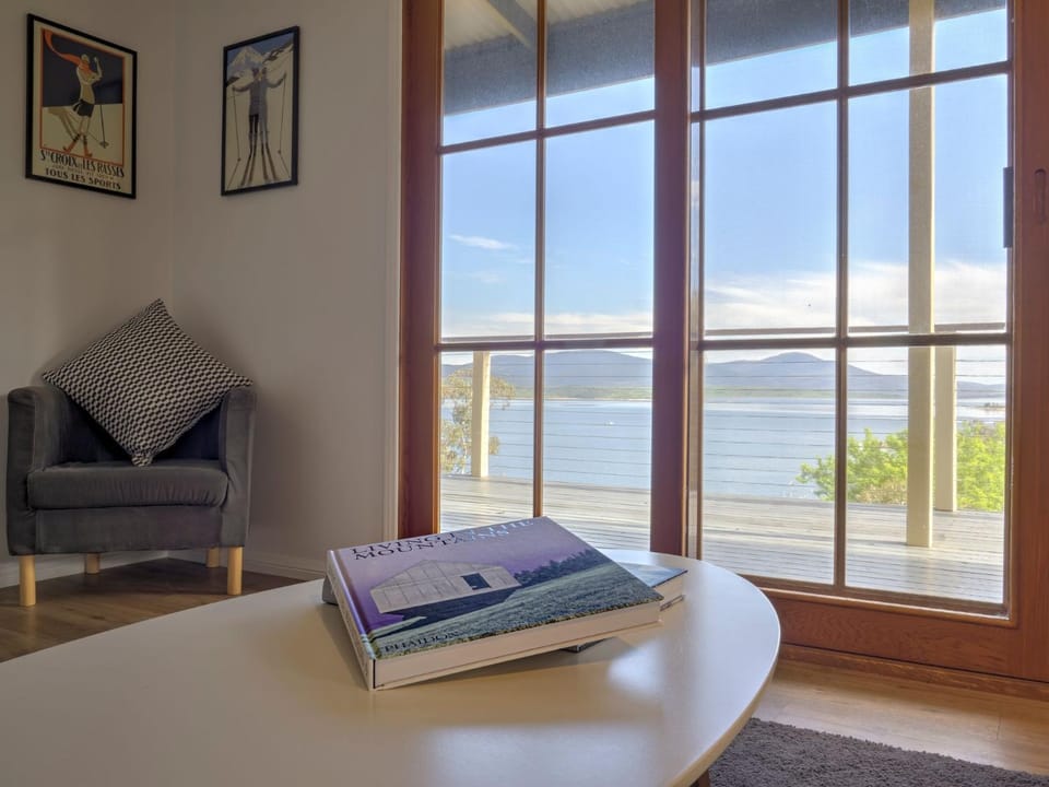 Living room, Lake view