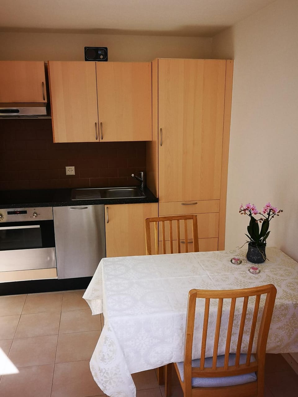 Kitchen or kitchenette, Dining area
