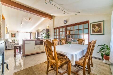 Seating area, Dining area