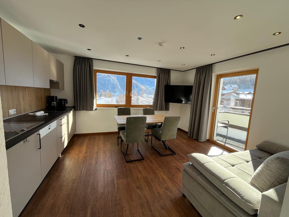 Kitchen or kitchenette, Living room