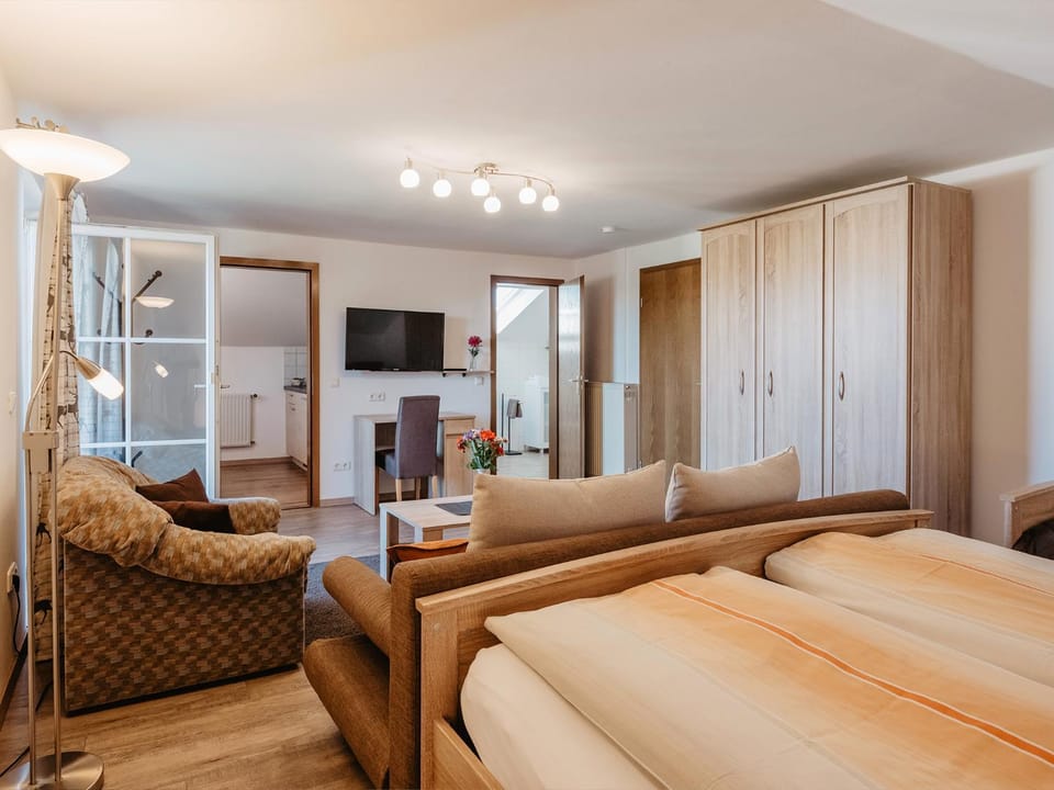 Bed, TV and multimedia, Seating area, Bedroom