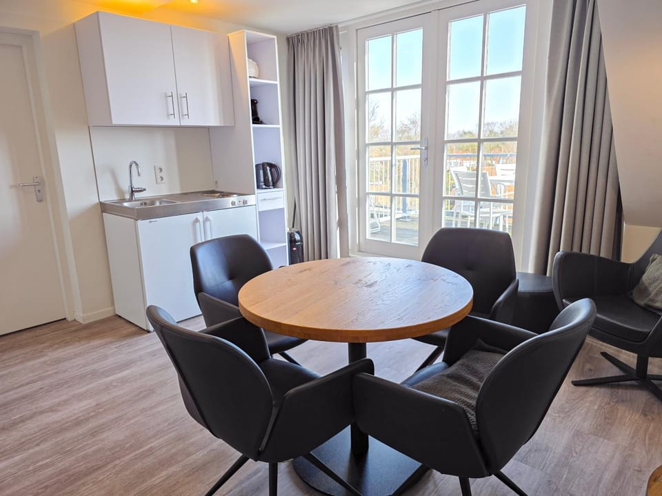 Kitchen or kitchenette, Seating area, Dining area