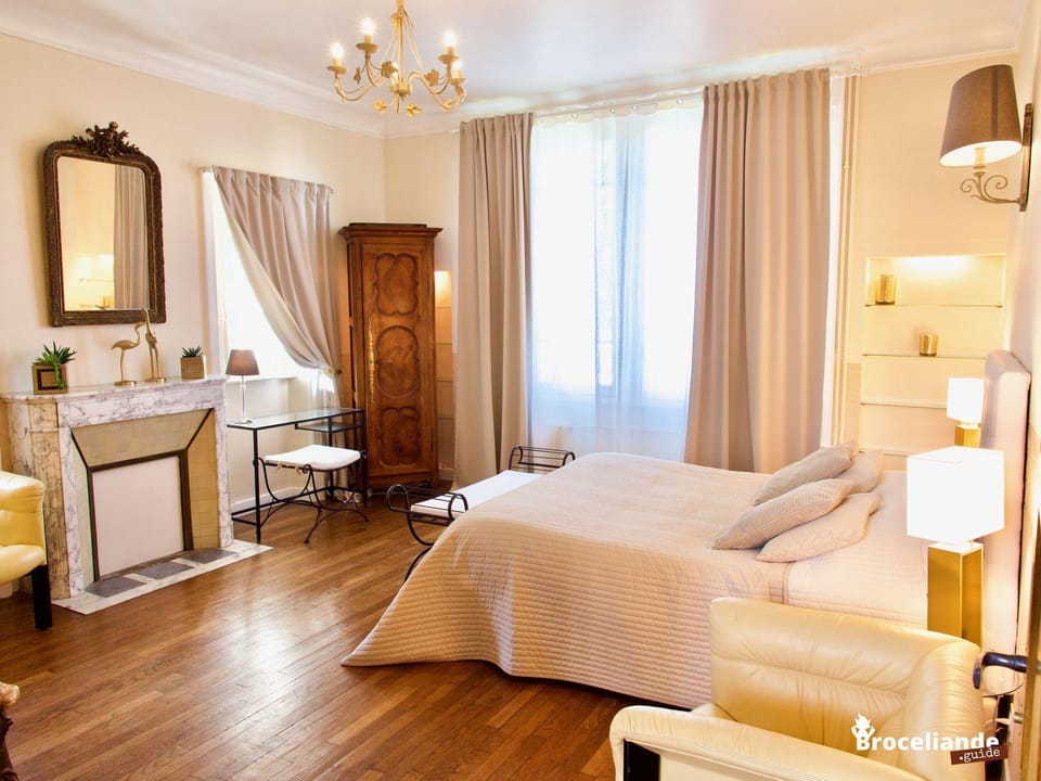 Bed, Photo of the whole room, Decorative detail, Bedroom