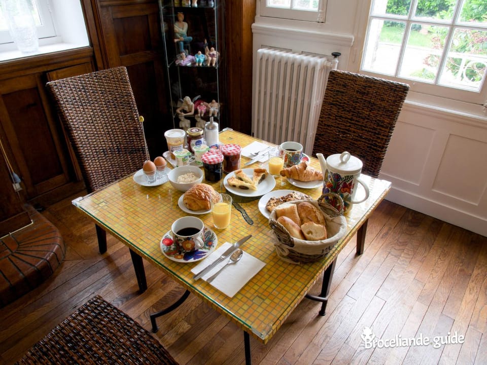 Food and drinks, Dining area, Food, Breakfast, Continental breakfast, Drinks