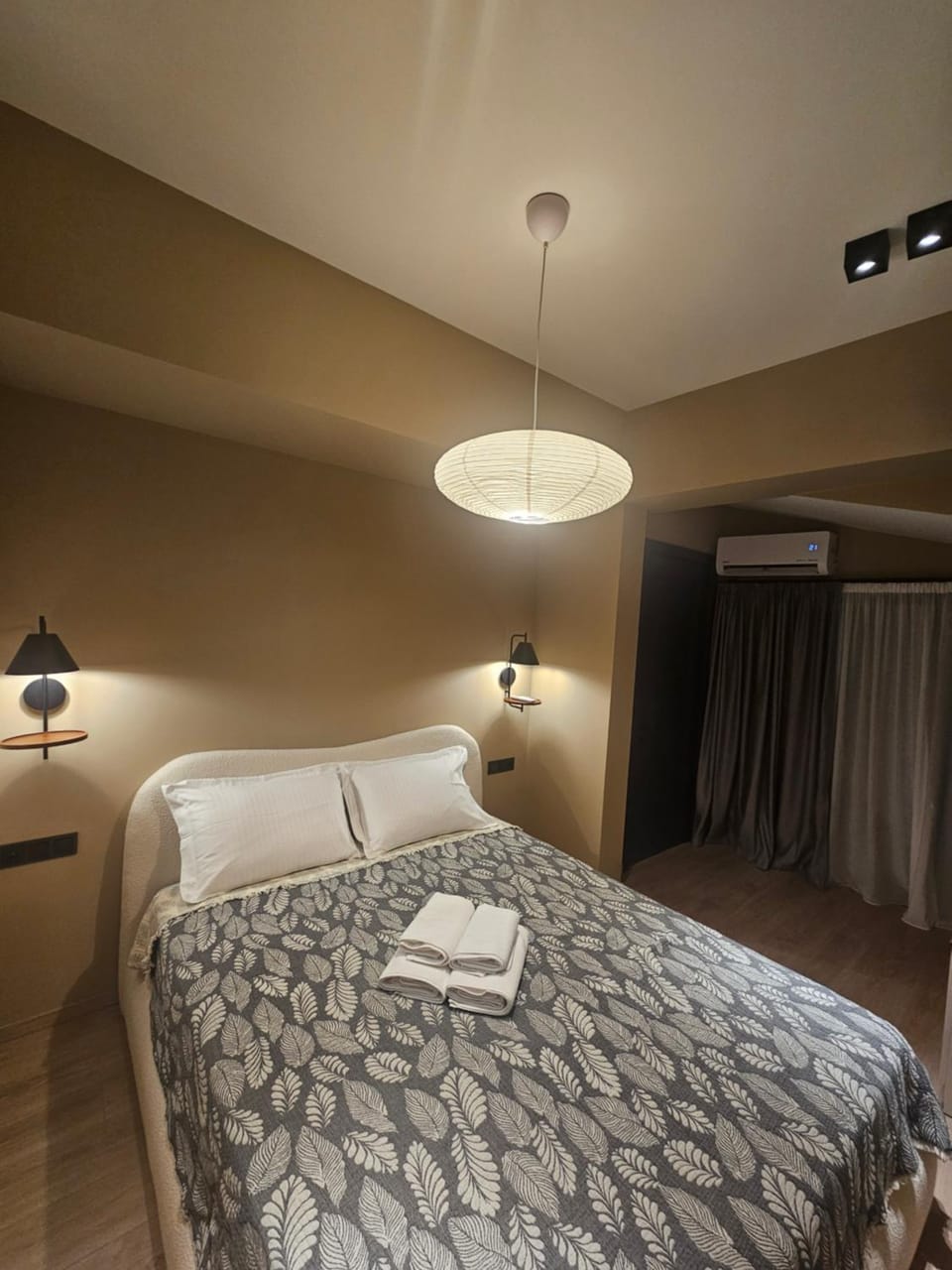 Bed, Photo of the whole room, Bedroom, Mountain view, Sea view, towels