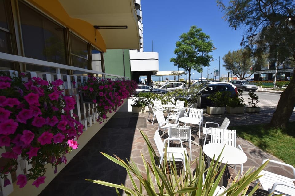 Patio, Neighbourhood