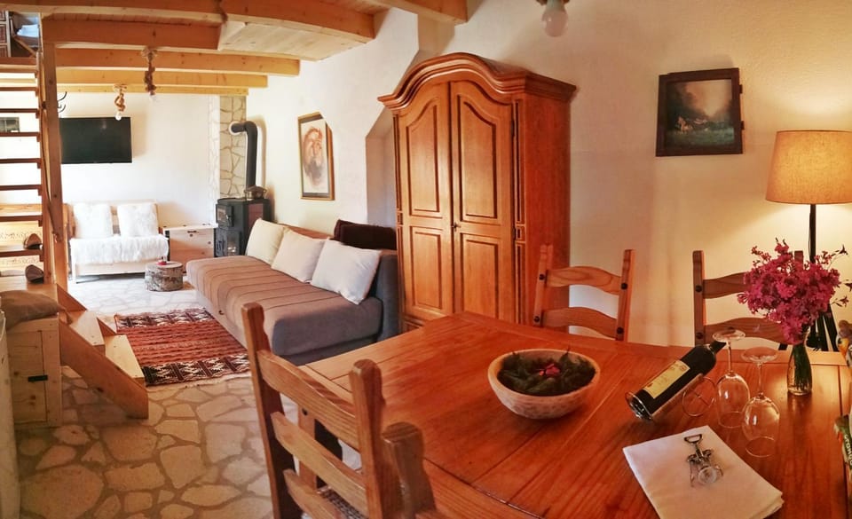 Day, TV and multimedia, Kitchen or kitchenette, Living room, Photo of the whole room, Seating area, Dining area, Alcoholic drinks, Alcoholic drinks