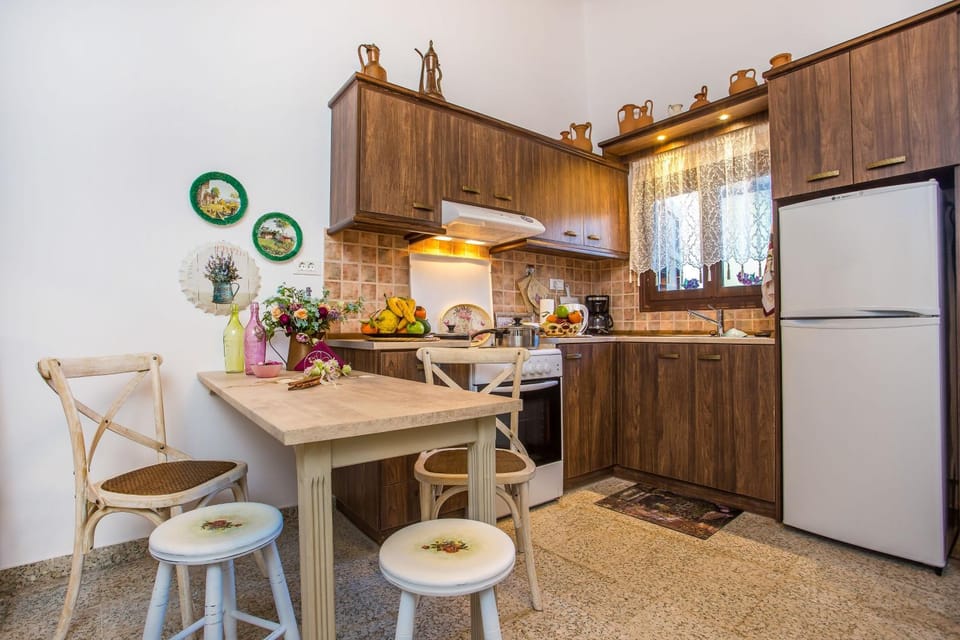 TV and multimedia, Coffee/tea facilities, Kitchen or kitchenette, Living room, Dining area