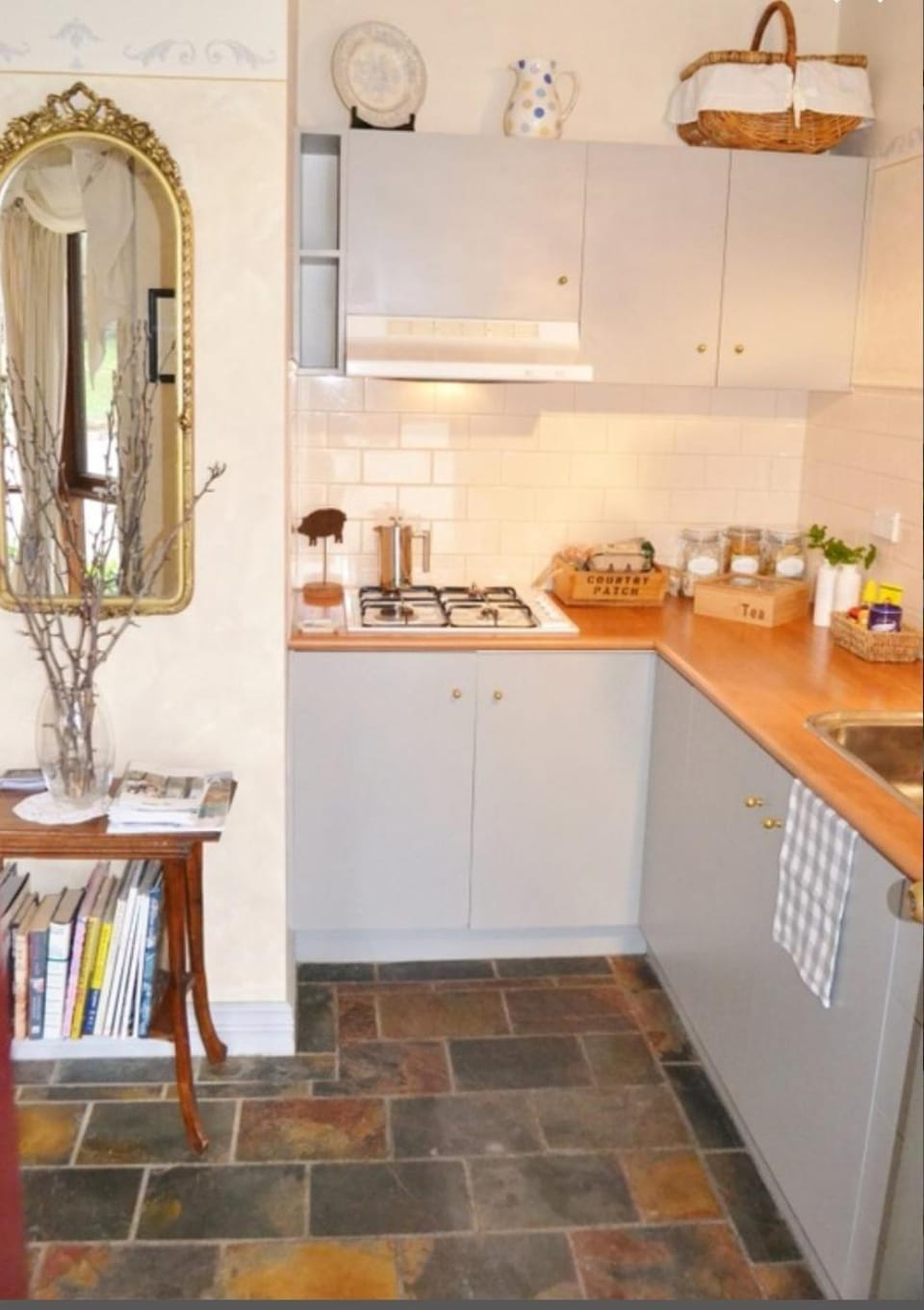 Bindley House B&B Cottage Bed and Breakfast in Victoria