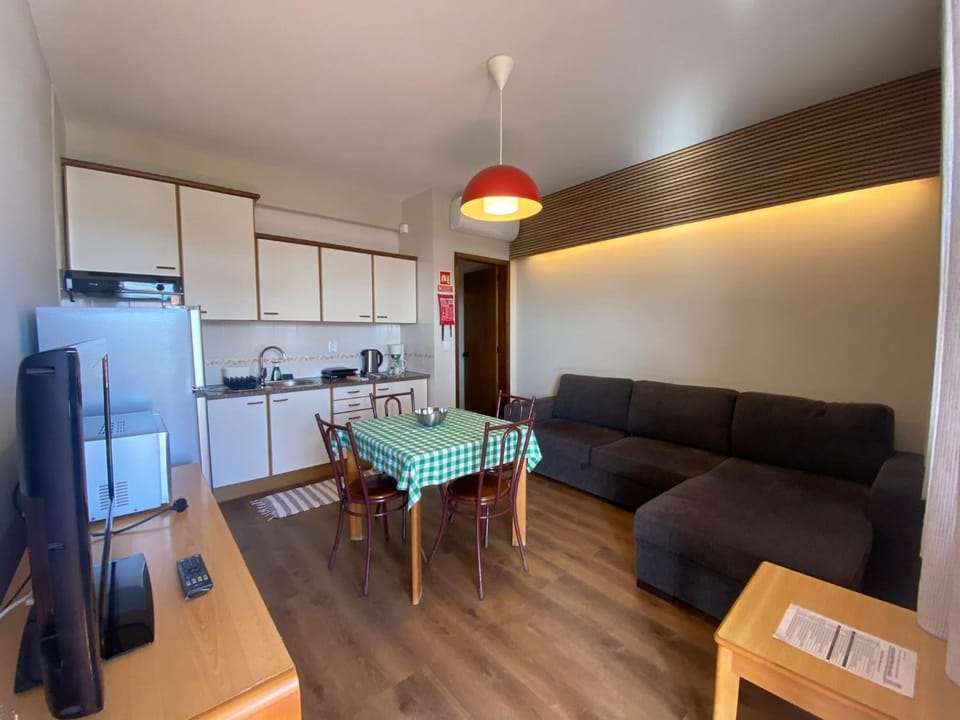 Kitchen or kitchenette, Living room, Seating area, Meals, minibar, air conditioner