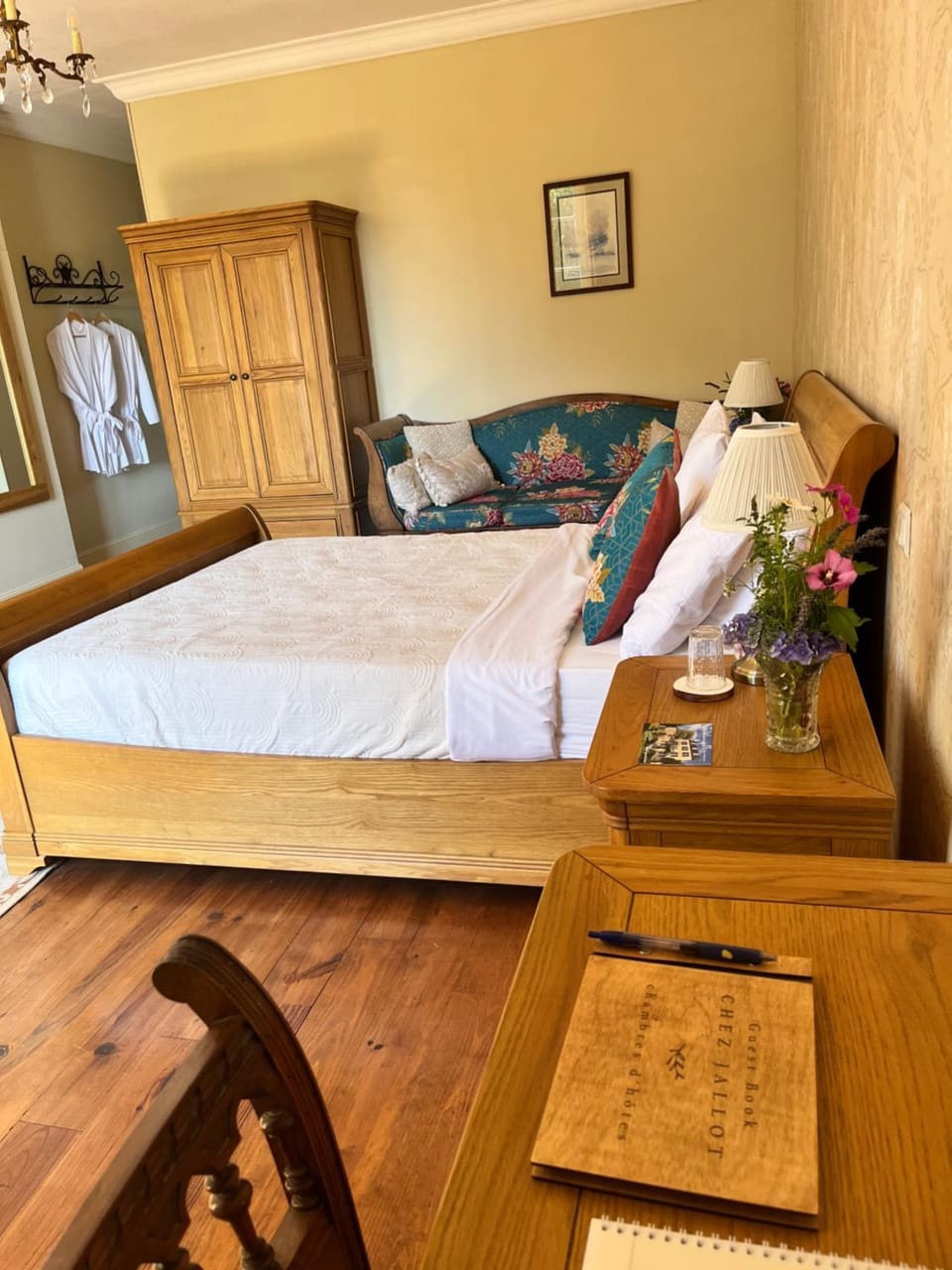 Bed, Photo of the whole room