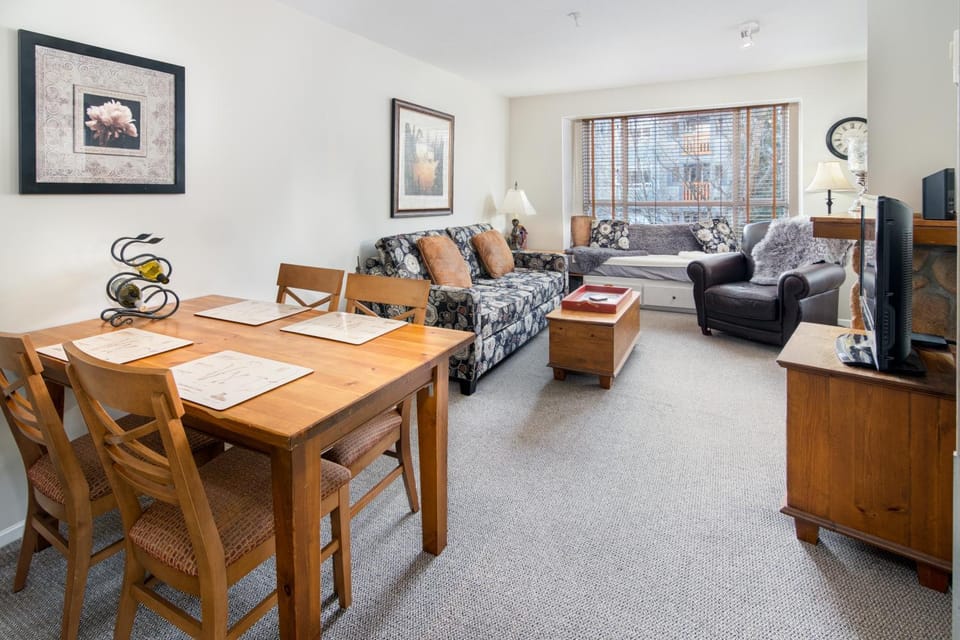 Bed, Living room, Seating area, Dining area