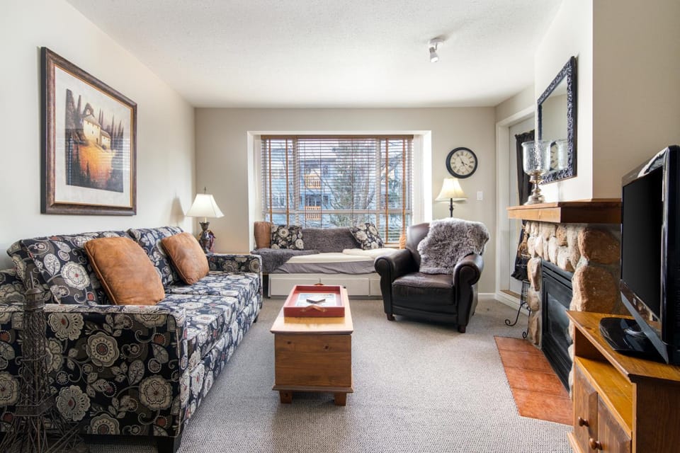 Bed, Living room, fireplace