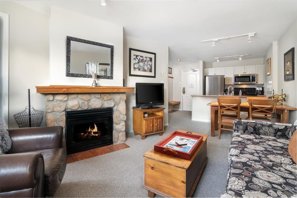 TV and multimedia, Living room, Seating area, fireplace, kitchen