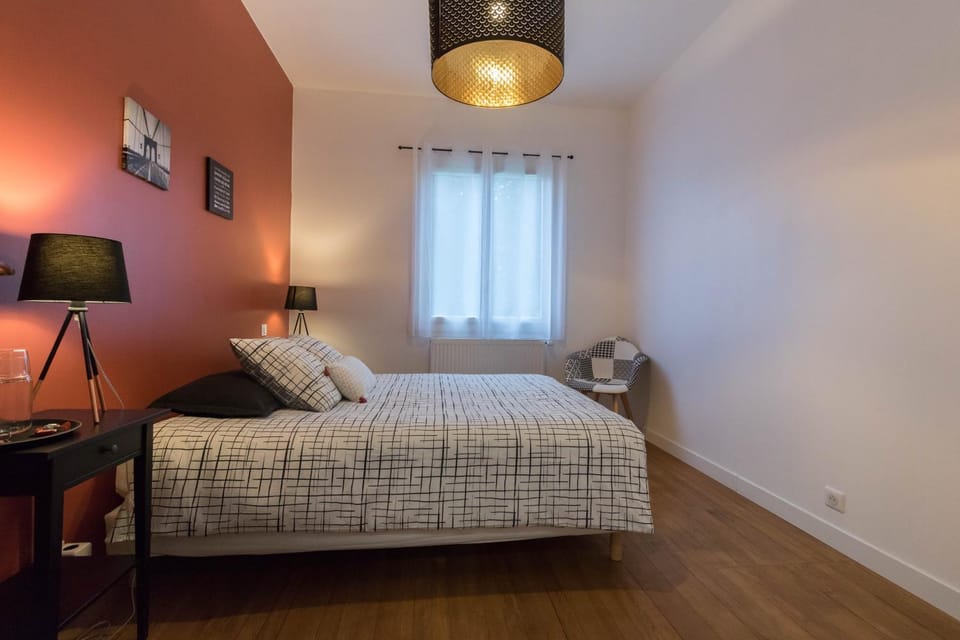 Photo of the whole room, Bedroom