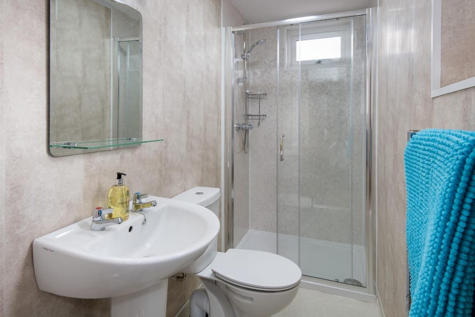 Shower, Toilet, Bathroom, towels