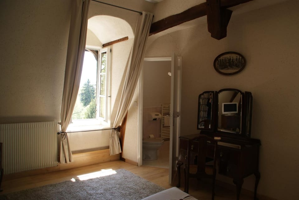 Chateau de Vaugrignon - Beer Spa Bed and Breakfast in Centre-Val de Loire