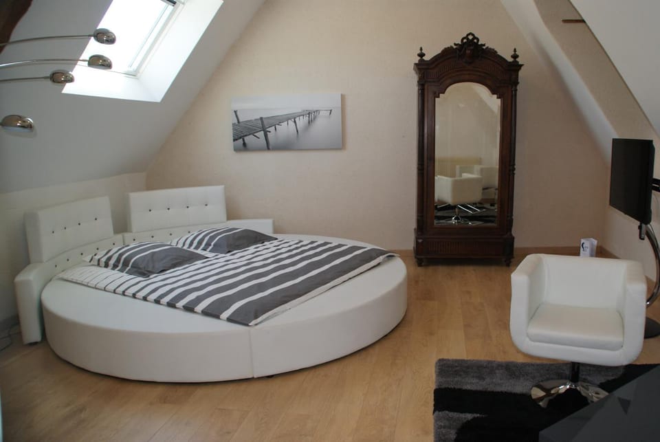 Bed, Photo of the whole room, Bedroom