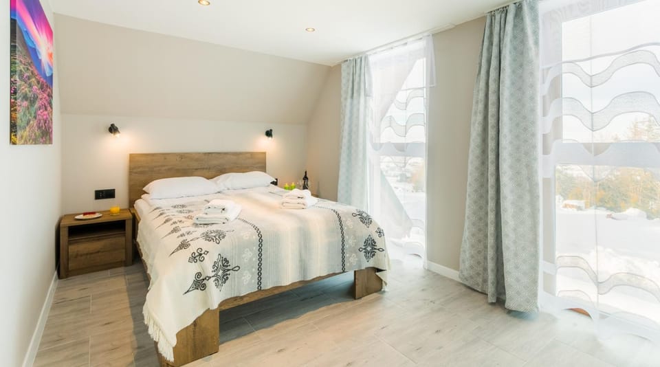 Bed, Day, Winter, Seating area, Bedroom, Mountain view