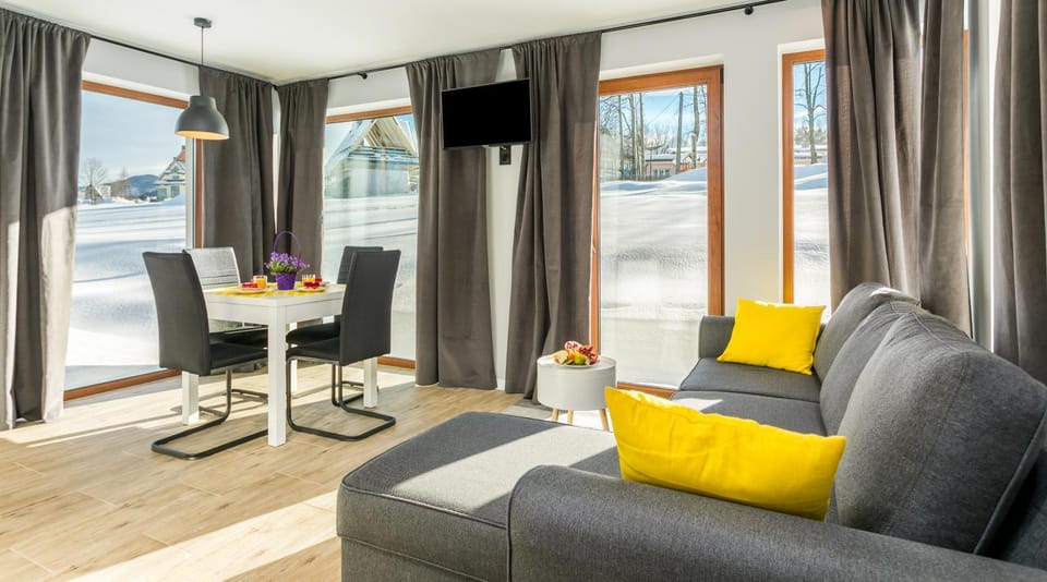 Day, Winter, TV and multimedia, Living room, Seating area, Dining area