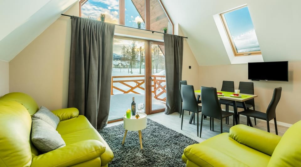 Day, Winter, TV and multimedia, Living room, Seating area, Dining area, Mountain view