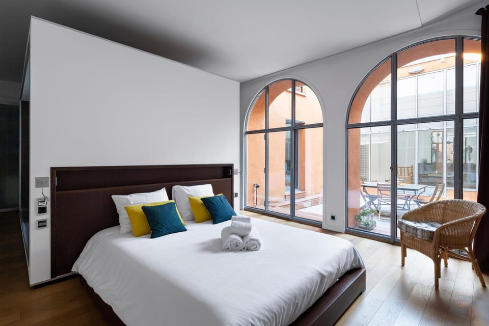 Bed, Bedroom, towels