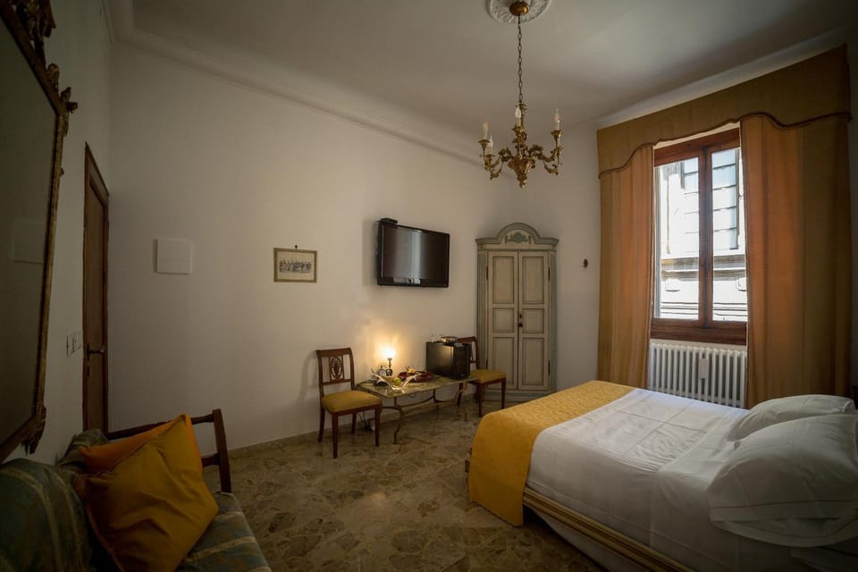 TV and multimedia, Coffee/tea facilities, Photo of the whole room, Seating area, City view, Street view
