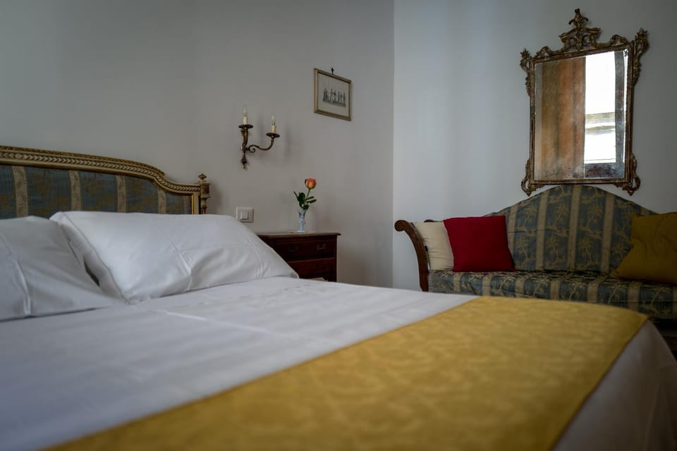 Bed, Photo of the whole room, Seating area, Bedroom