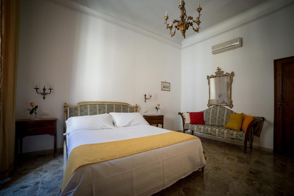 Bed, Photo of the whole room, Seating area, Bedroom