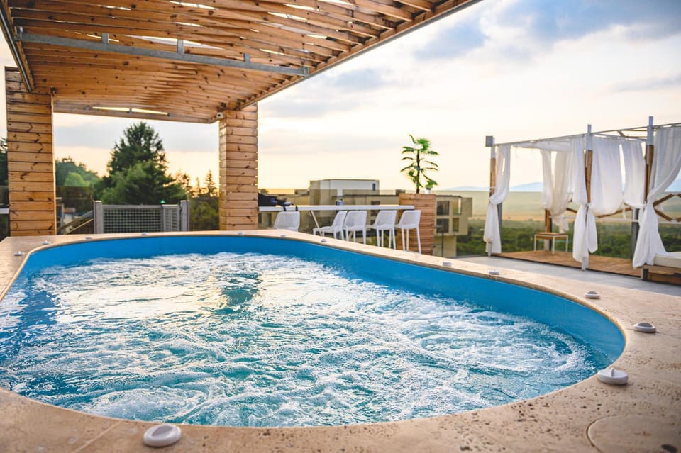 Day, Natural landscape, Hot Tub, Pool view, sunbed