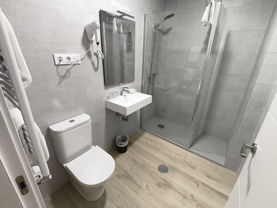 Shower, Toilet, Bathroom, Decorative detail, shuttle, shuttle, towels