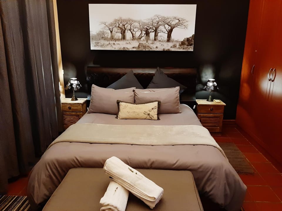 Bed, Night, Photo of the whole room, Decorative detail, Bedroom, On site, Garden view