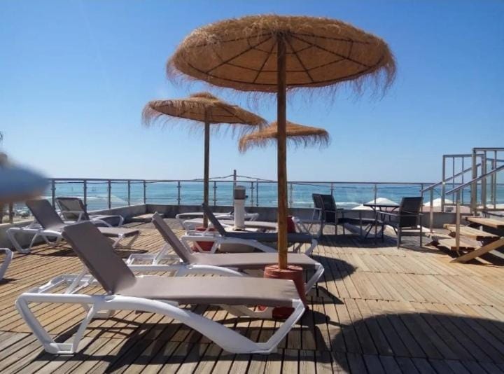 Islantilla-Apartamento con piscina y garaje en primera línea de playa Apartment in Costa de la Luz