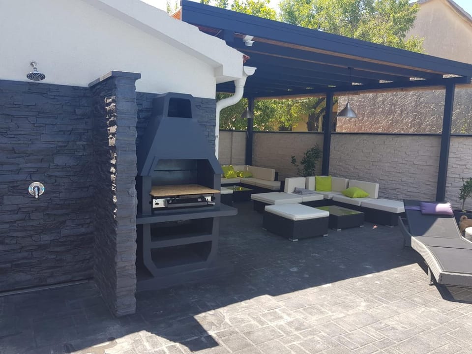 Patio, BBQ facilities