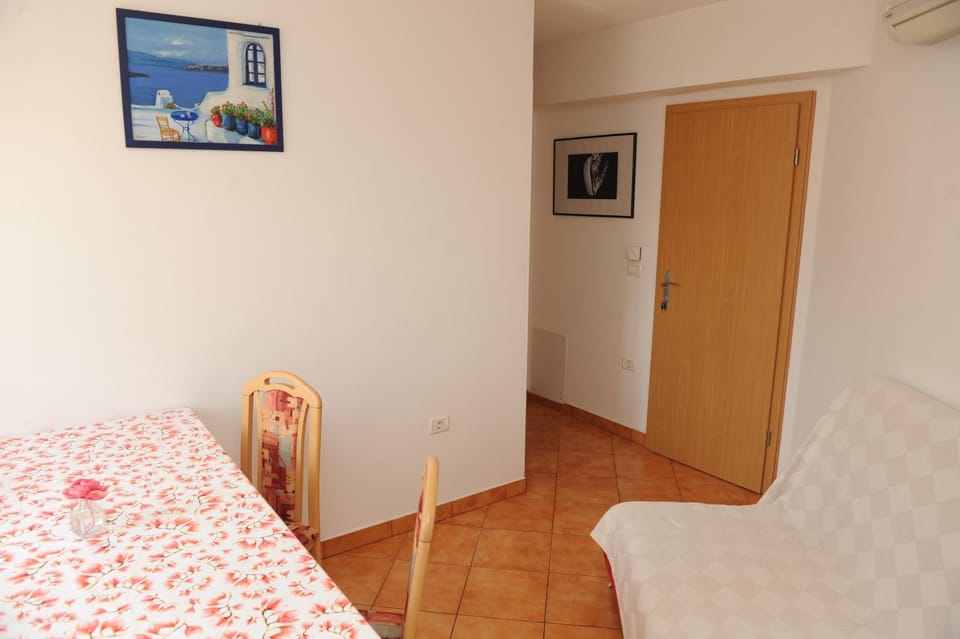 Communal lounge/ TV room, TV and multimedia, Living room, Seating area, Dining area
