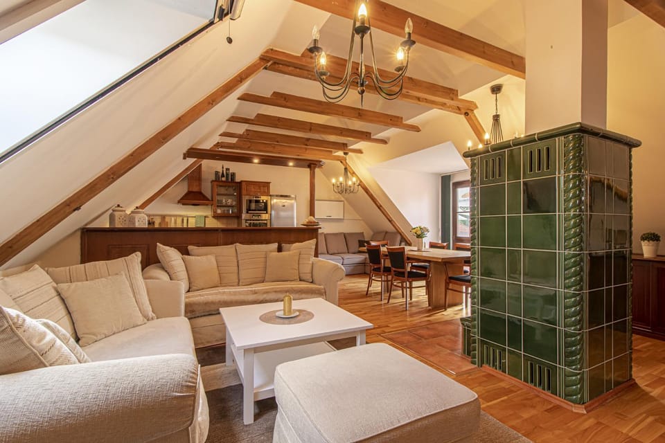 Kitchen or kitchenette, Living room, Seating area, Dining area