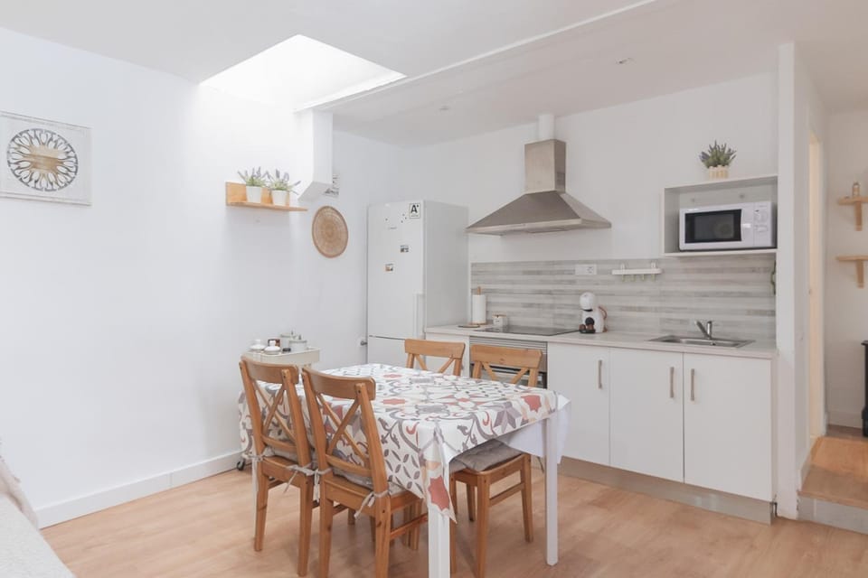 Kitchen or kitchenette, Dining area, dishwasher, oven, stove, toaster