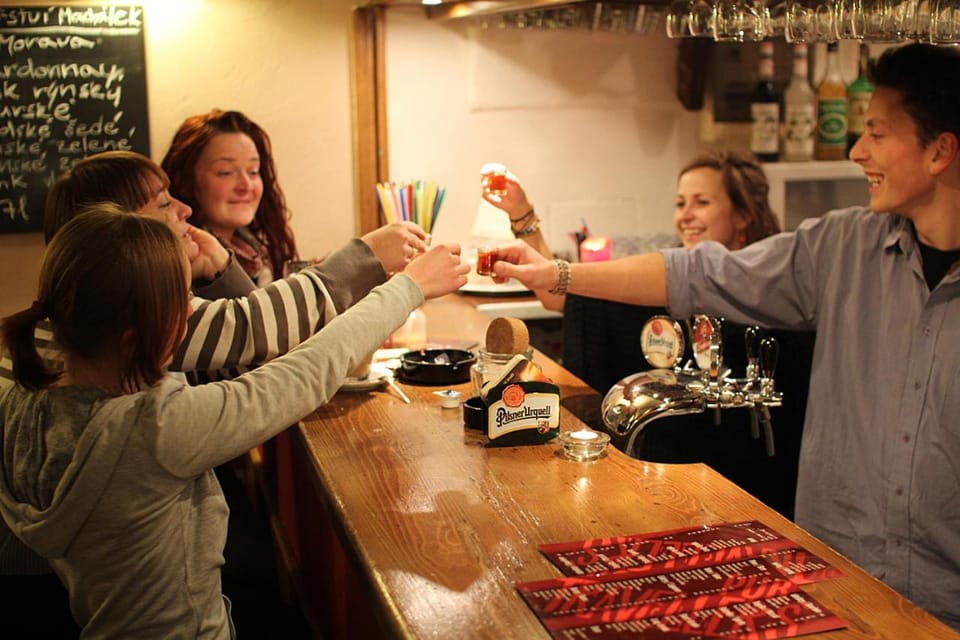 Restaurant/places to eat, Evening entertainment, group of guests