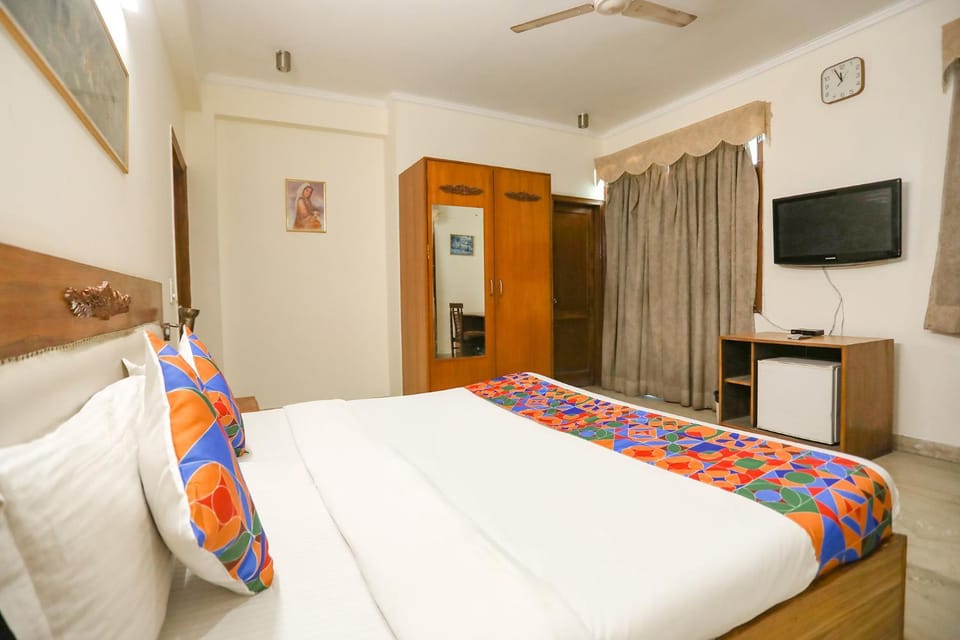 Communal lounge/ TV room, TV and multimedia, Photo of the whole room, Evening entertainment, Bedroom, wardrobe