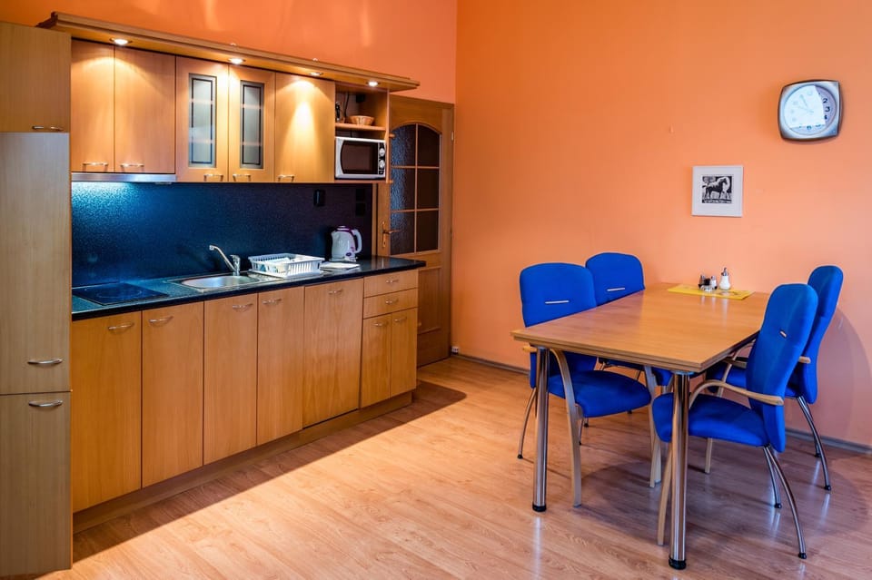 Kitchen or kitchenette, Living room, Seating area, Dining area, minibar, stove