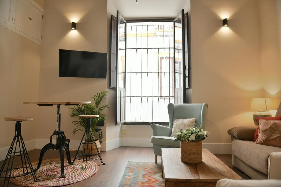 Communal lounge/ TV room, Living room, Dining area