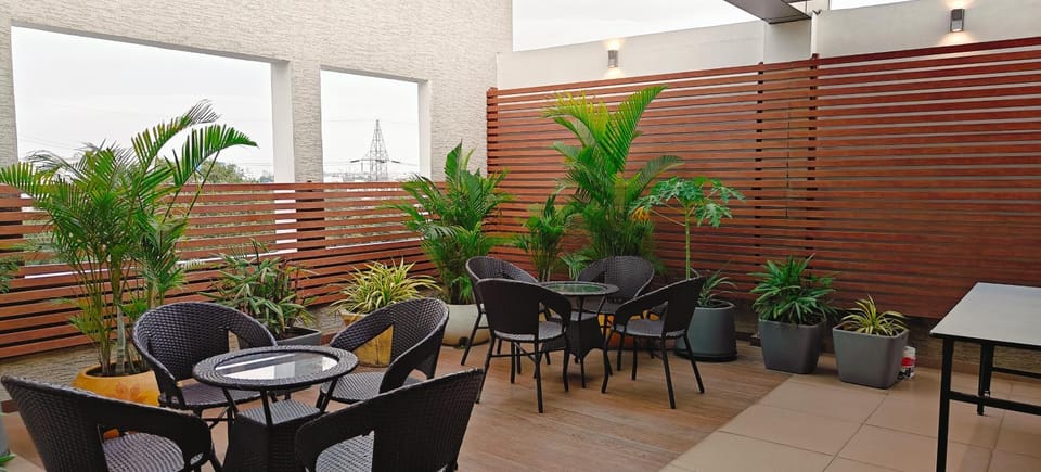 Restaurant/places to eat, Restaurant/places to eat, Garden, Balcony/Terrace, Seating area