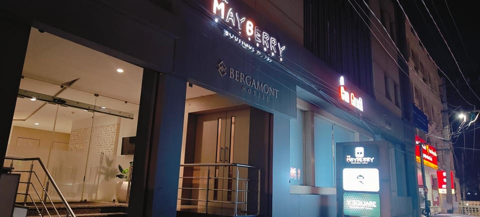 Facade/entrance, Night, Logo/Certificate/Sign